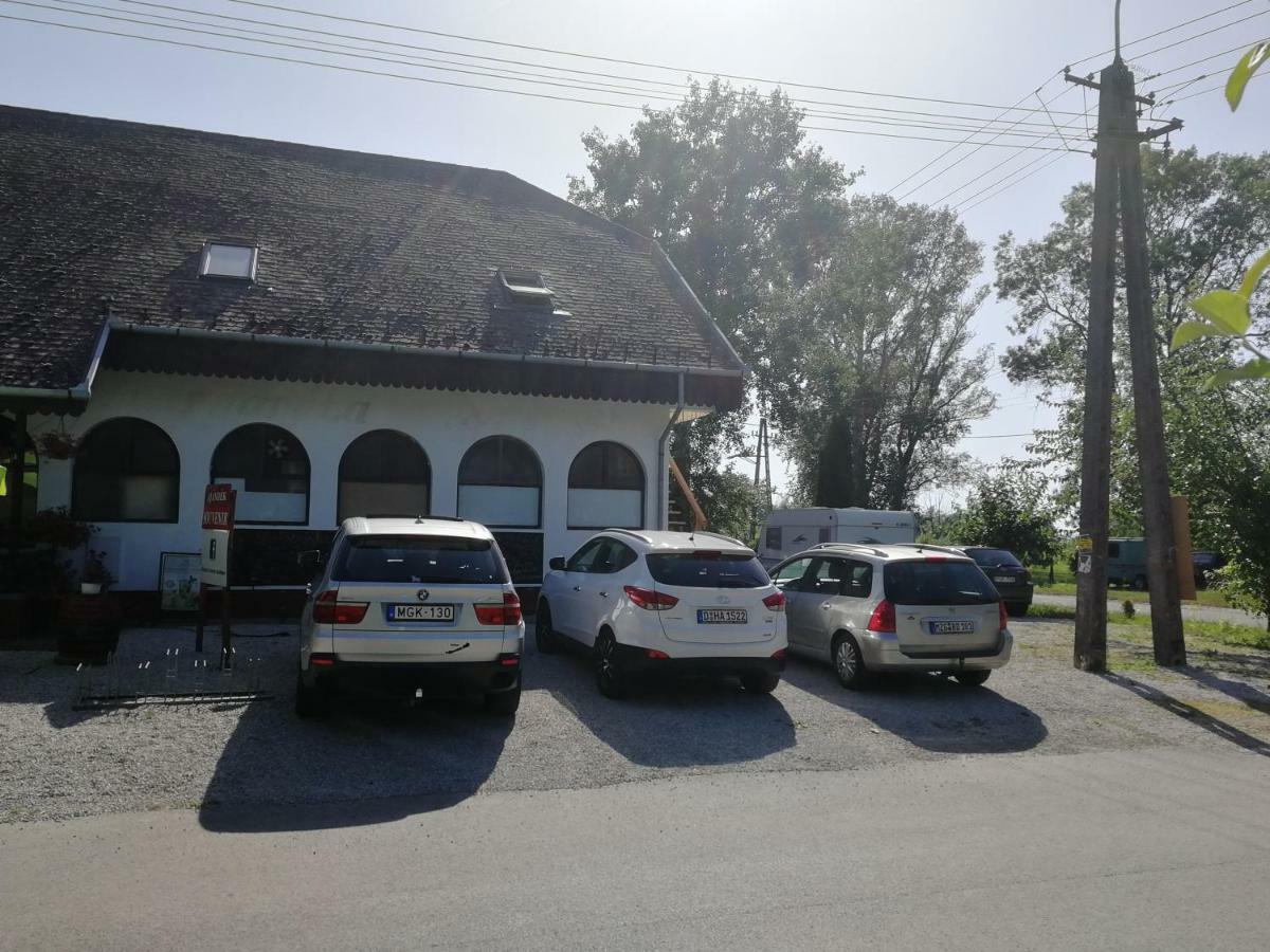 Margareta Etterem Es Vendeghaz Gasthaus Balatonberény Exterior foto